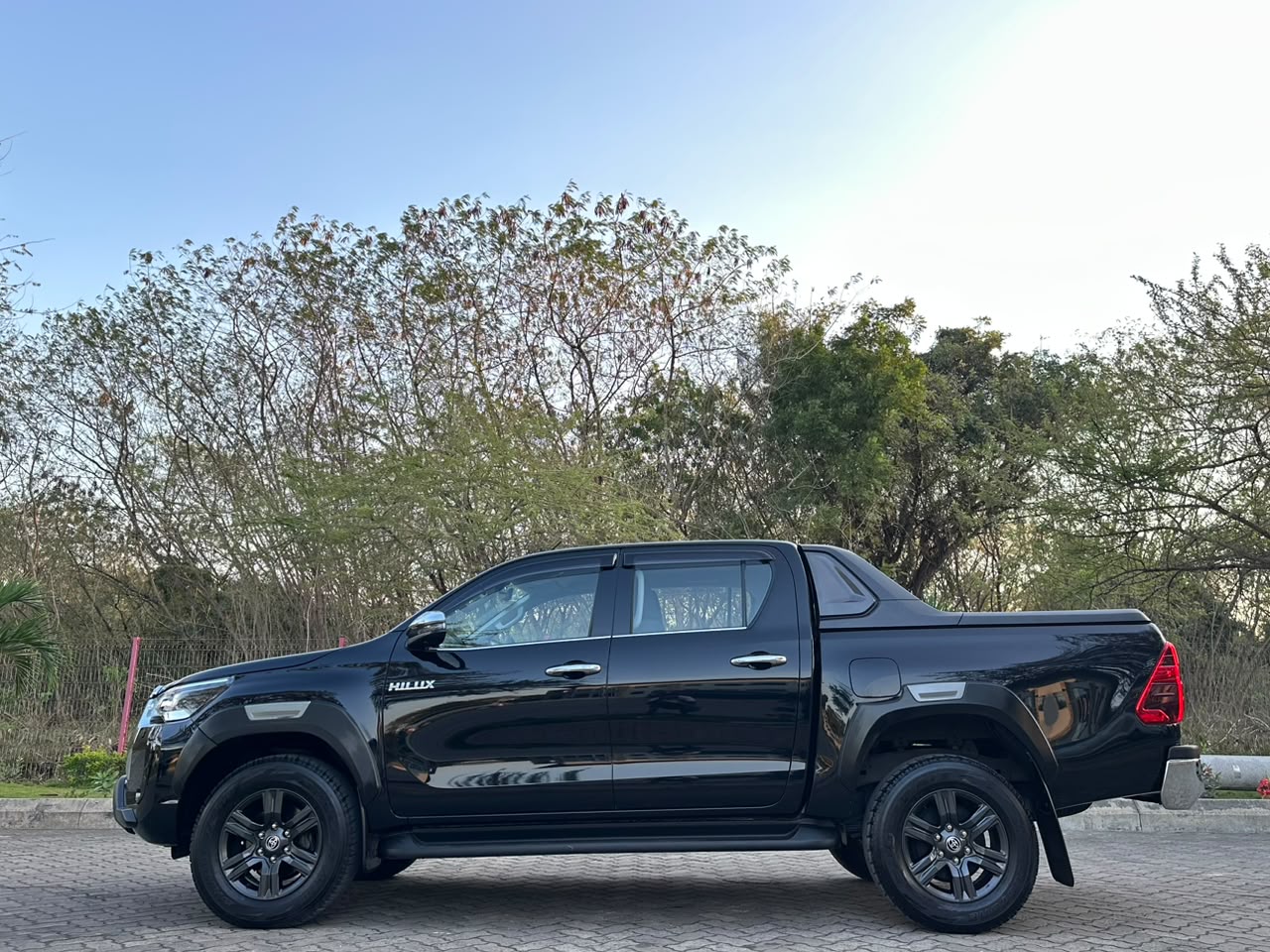 TOYOTA HILUX DOUBLE CABIN thumbnail 9